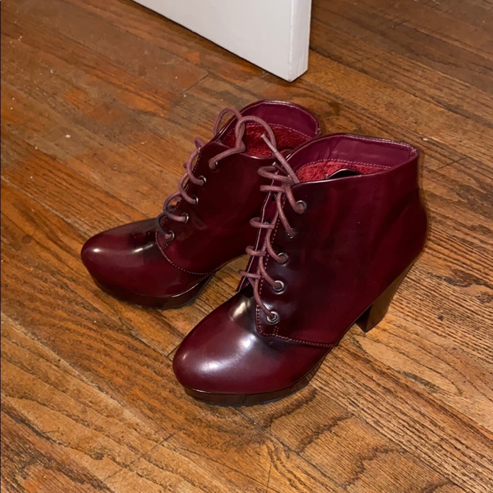 Women’s burgundy chunky heel short boot